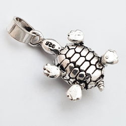 Small turtle pendant 