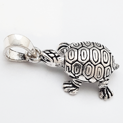 Small turtle pendant 