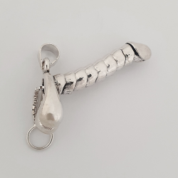 colgante de plata que representa un pene humano