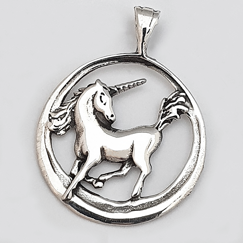 Colgante de plata Unicornio rodeado