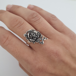 Anillo de rosa y hojas