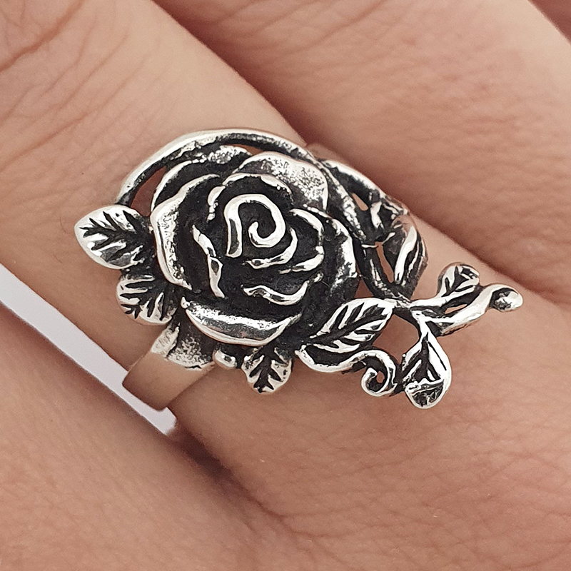 Anillo de rosa y hojas Anillo de rosa y hojas