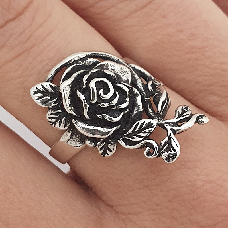 Anillo de rosa y hojas