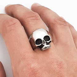 Bague tête de mort lisse style Keith Richards