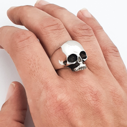 Bague tête de mort lisse style Keith Richards