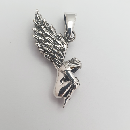 Pendentif fée recroquevillée en argent 925