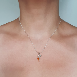 Pendentif fée en argent tenant une bille en Ambre