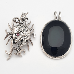 Pendant Skull and removable Onyx