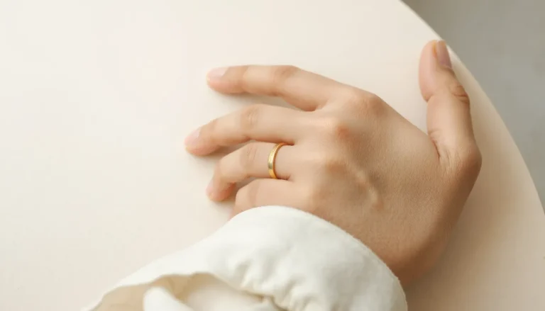 Signification bague index femme : symbolique, main droite ou gauche et choix du bijou